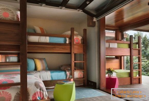 Világos, kétszintes ágyak a szobában belül és kívül
