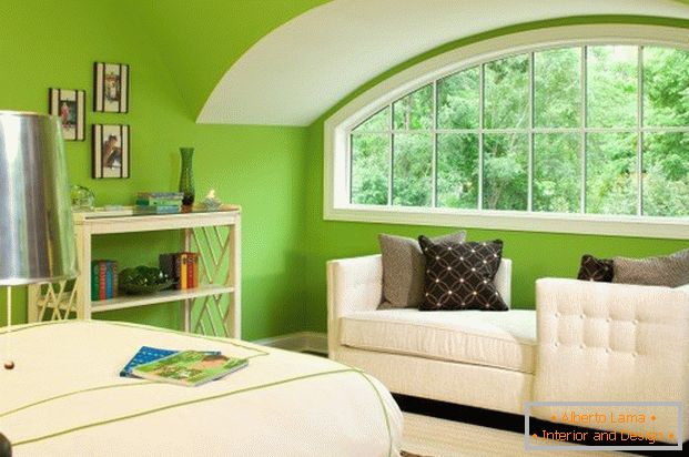 A szoba belső világos zöld színű
