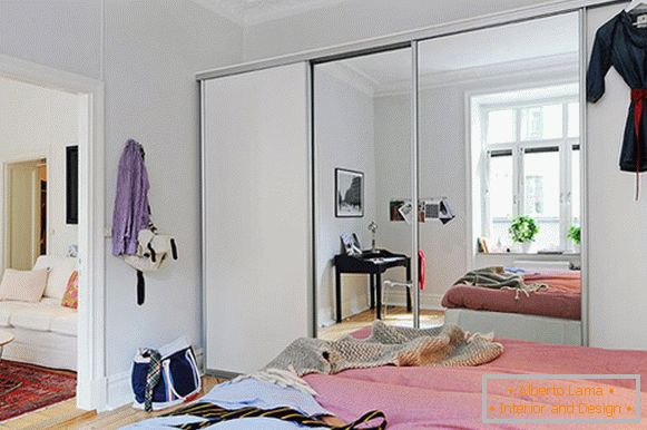 Hálószoba egy kis lakás Svédországban
