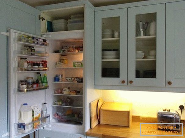 Hűtőszekrény a kis konyhában