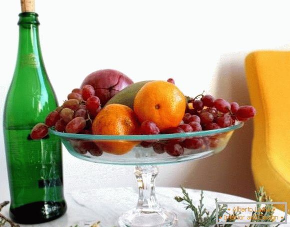 Gyümölcs egy üveg állvány a konyhában