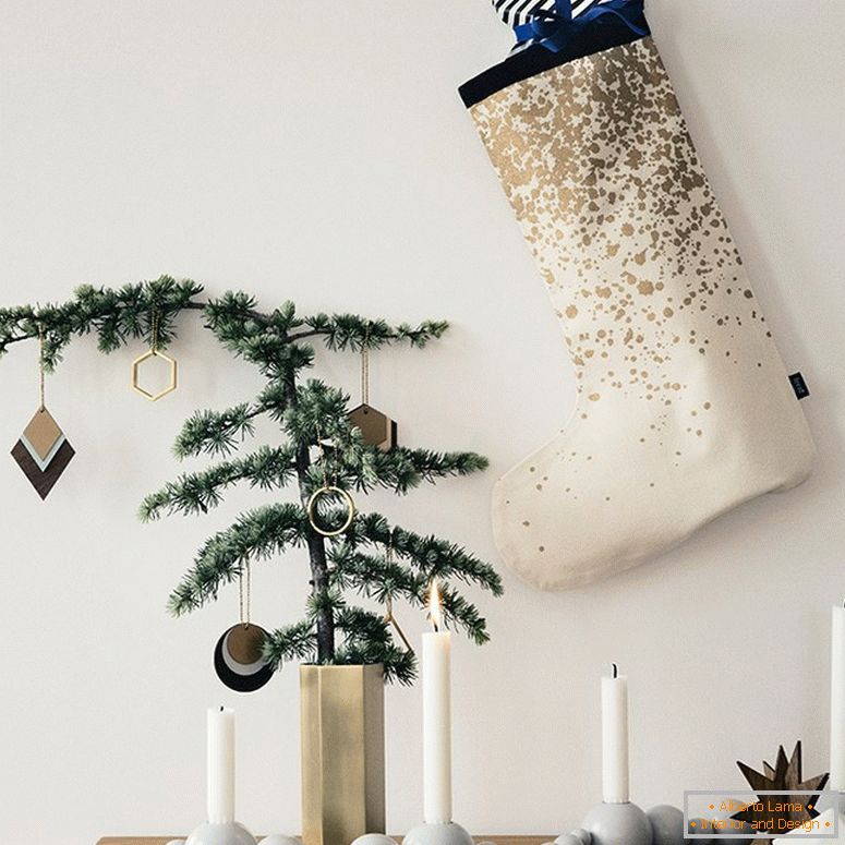 Karácsonyfa szál egy szokatlan vázában