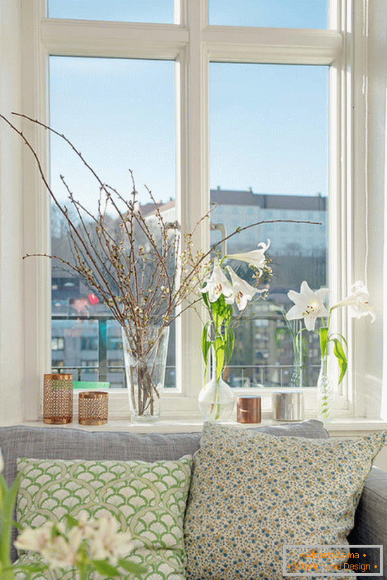 Dekoráció ablakpárkány virágokkal