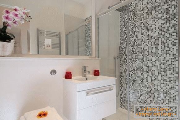 Fürdőszoba belső kialakítás egy kis lakásban