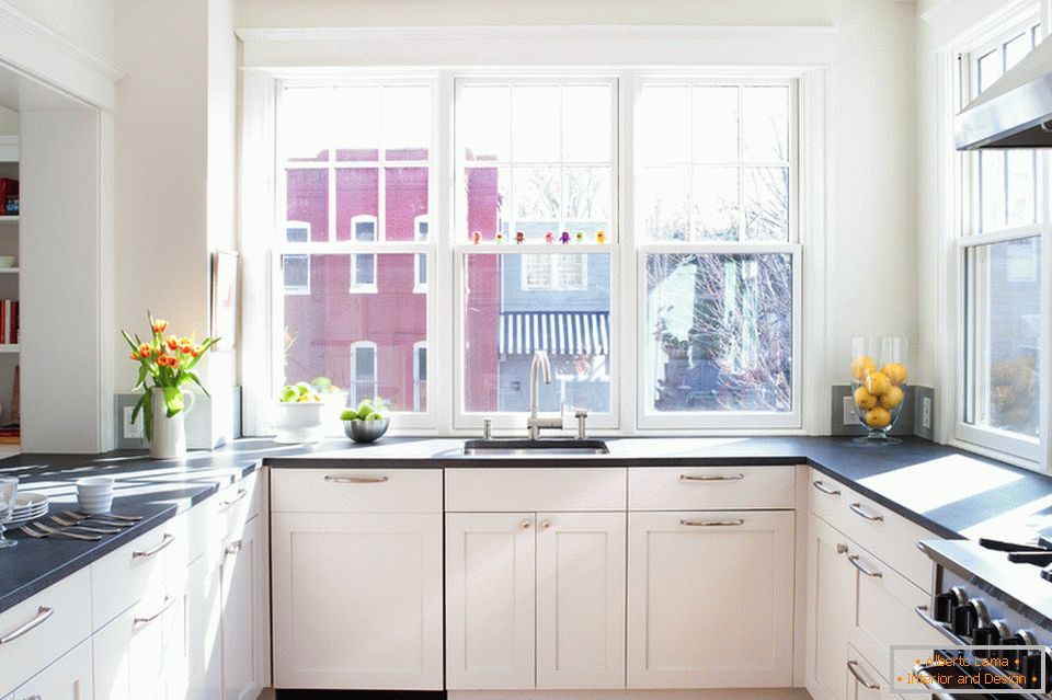 Panorámás ablak a konyhában