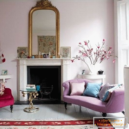 A nappali romantikus kialakítása piros és lila hangzással