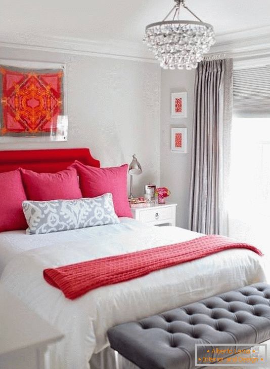 Vörös, rózsaszín és szürke kombinációja a hálószobában