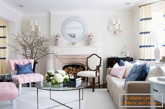 Rózsaszín és kék kombinációja a nappali tervezésében