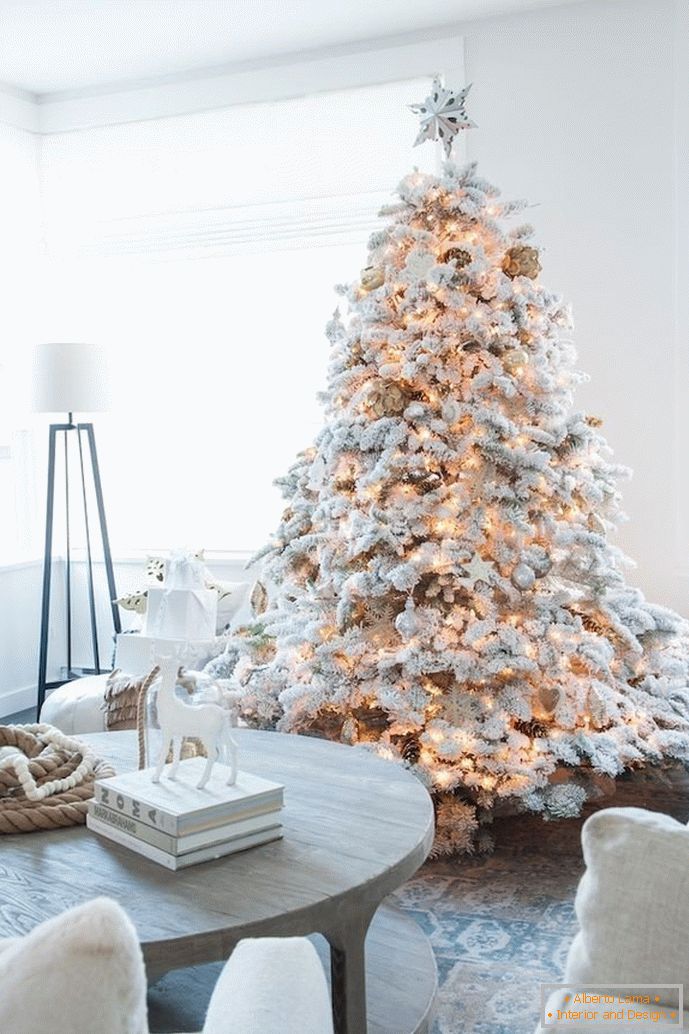 Karácsonyfa a mesterséges hóban