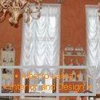 A fehér függönyök és a narancssárga falak kombinációja
