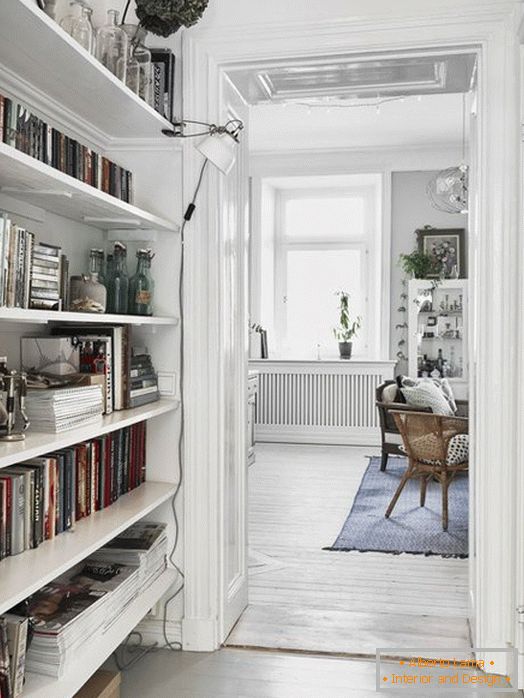Kis folyosó skandináv stílusú könyvtárral