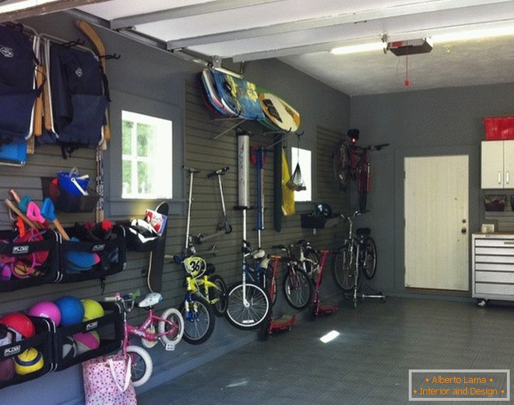 Kerékpártartók a garázsban a falon