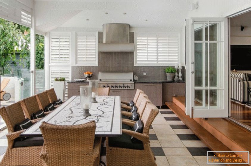 Gyönyörű és világos fehér konyha a nyári rezidenciára