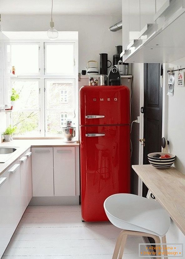 Világos hűtőszekrény fehér konyhában
