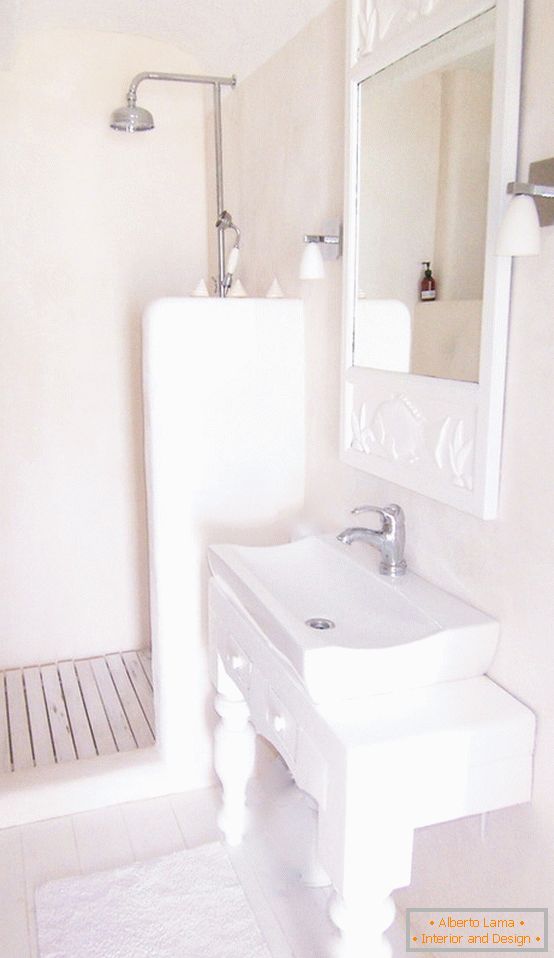 Kombinált fürdőszoba fehér színben