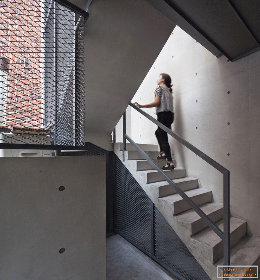 Építészet egy kis téren: egy lépcsőház - фото 2
