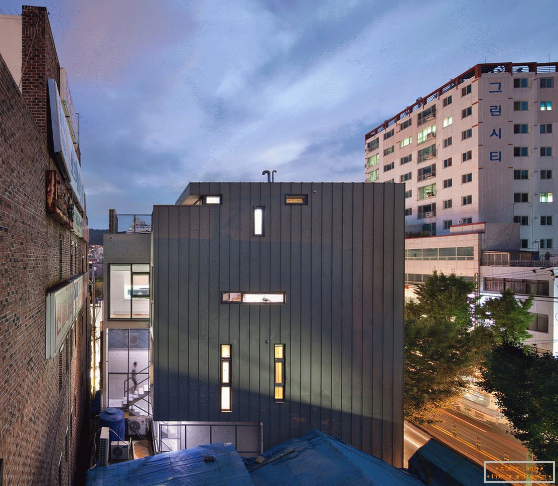 Építészet egy kis téren: egy kompakt épület homlokzata