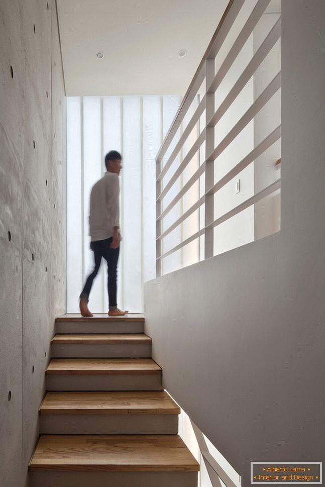 Építészet egy kis téren: egy lépcsőház - фото 3