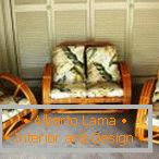 Gyönyörű fotelek és bambuszból készült kanapé