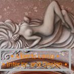 Bas-relief meztelen lány