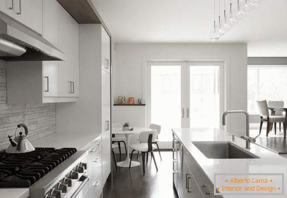Fehér szürke konyha - fénykép egy modern ház belsejében