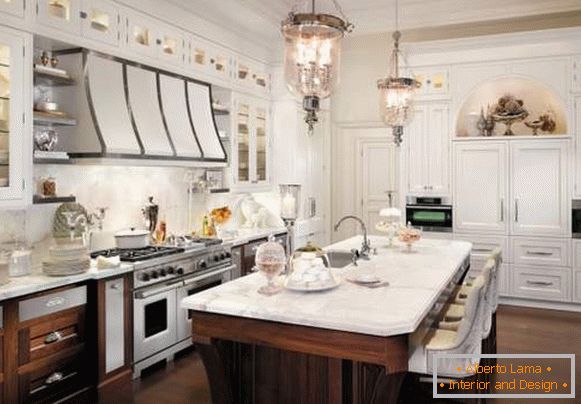 A fénykép barnás fehér konyhájának klasszikus kialakítása