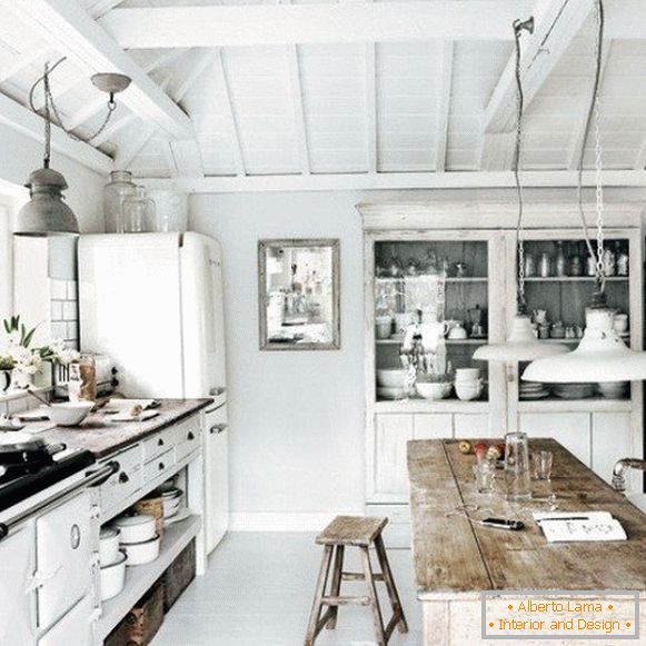 Fehér konyha egy faházban