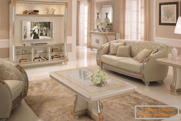 A nappali klasszikus kialakítása fehér bútorokkal - fénykép