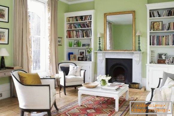 Zöld beltér a nappaliban fehér bútorokkal