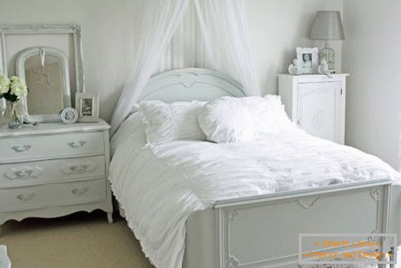 Romantikus hálószoba fehér ágyzal és dekorációval
