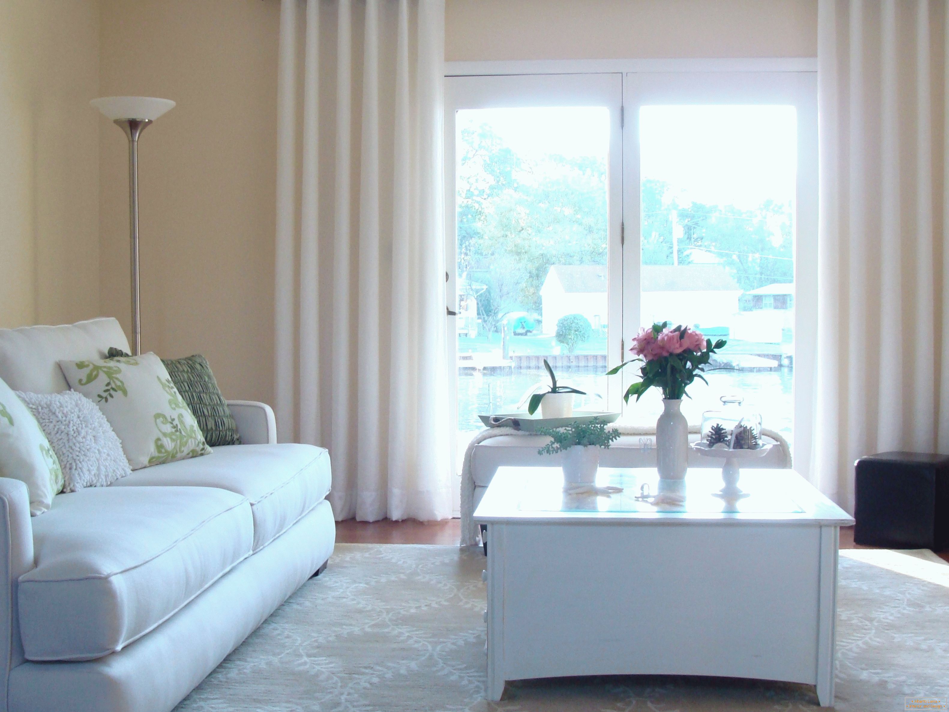 Egyszerű dekorációs nappali fehér függönyökkel