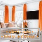 Narancssárga függönyök fehér belső térben