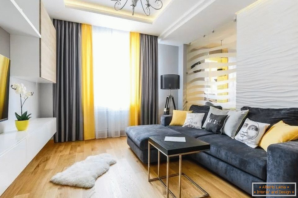 Fekete és sárga függönyök és egy kanapé egy fehér szobában