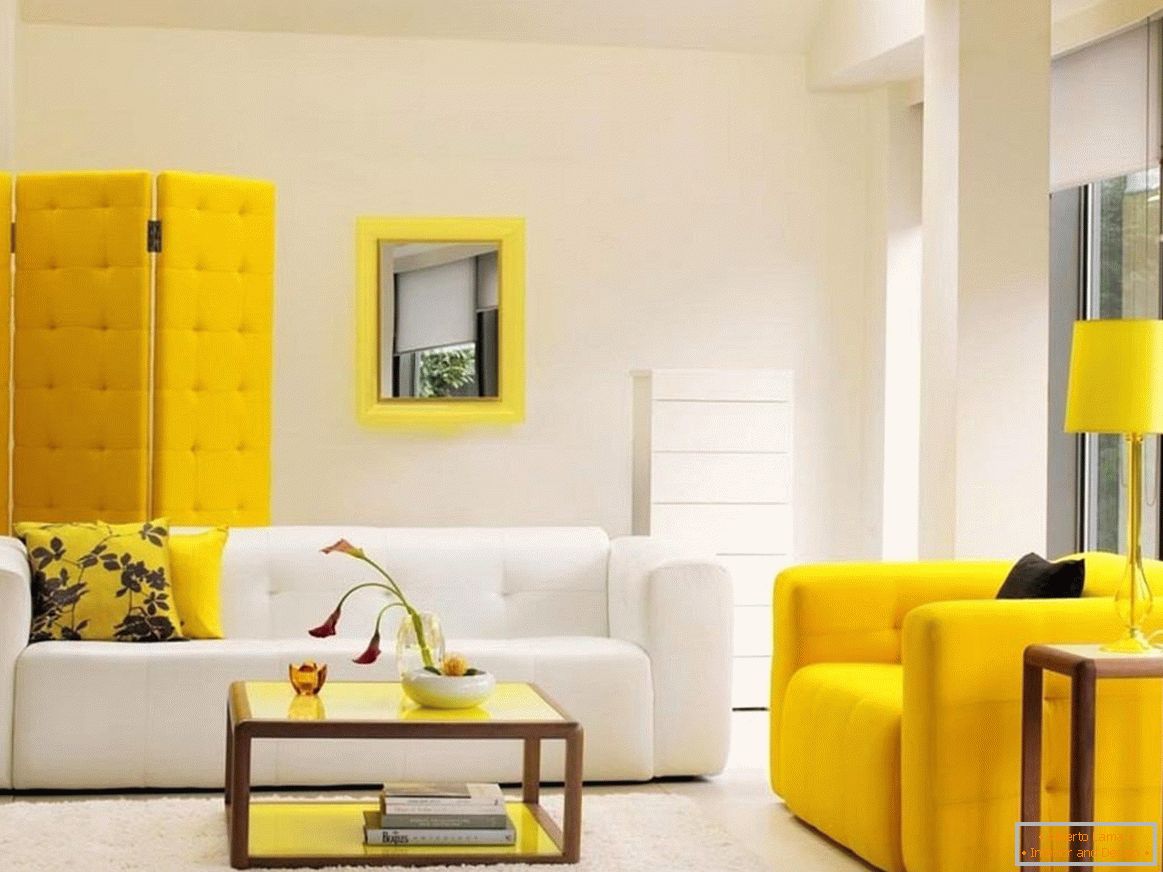 A fehér és sárga bútorok kombinációja a belső térben