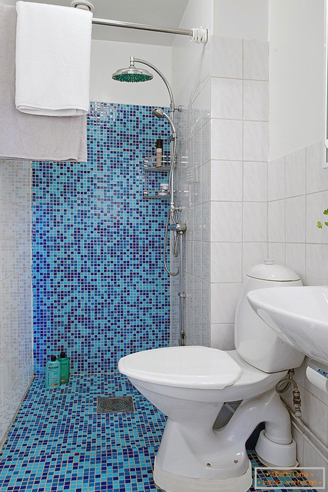 Kék mozaik csempe a WC-ben