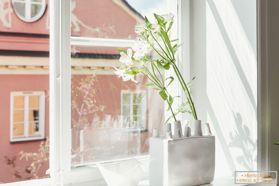 Eredeti váza az ablakpárkányon