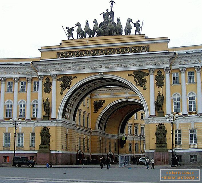 A nagyszerű építészeti alkotások az orosz birodalom stílusában évről évre áhítottak.
