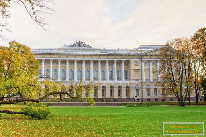 Luxus Mikhailovsky palota a birodalmi stílusban Szentpéterváron.