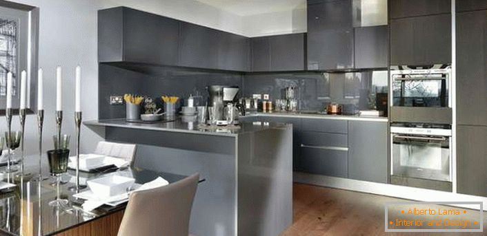Stílus minimalizmus a nagy konyha belsejében. A munkaterület szürke.