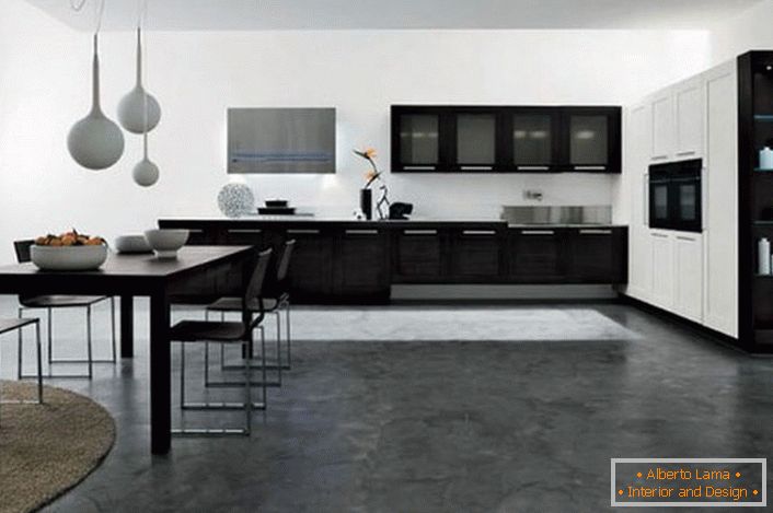 Nagyméretű konyha futurizmus elemekkel. Ablak a klasszikus stílusú minimalizmus falában. A kiemelt design csillárok.