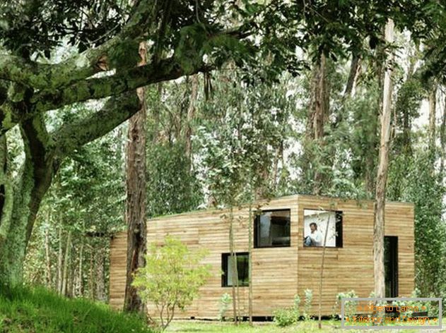 Ecuadori kis ház egy gyönyörű erdőben