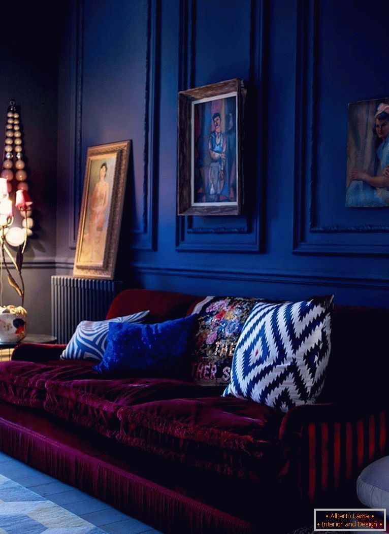 A bordó kanapé a sötét kék falak hátterén