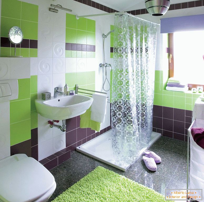 Kis fürdőszoba élénk színekkel