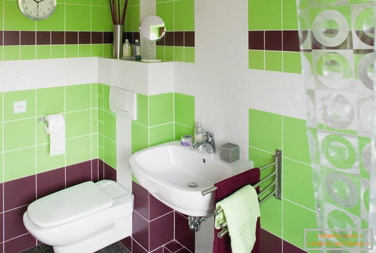Kis fürdőszoba élénk színekkel