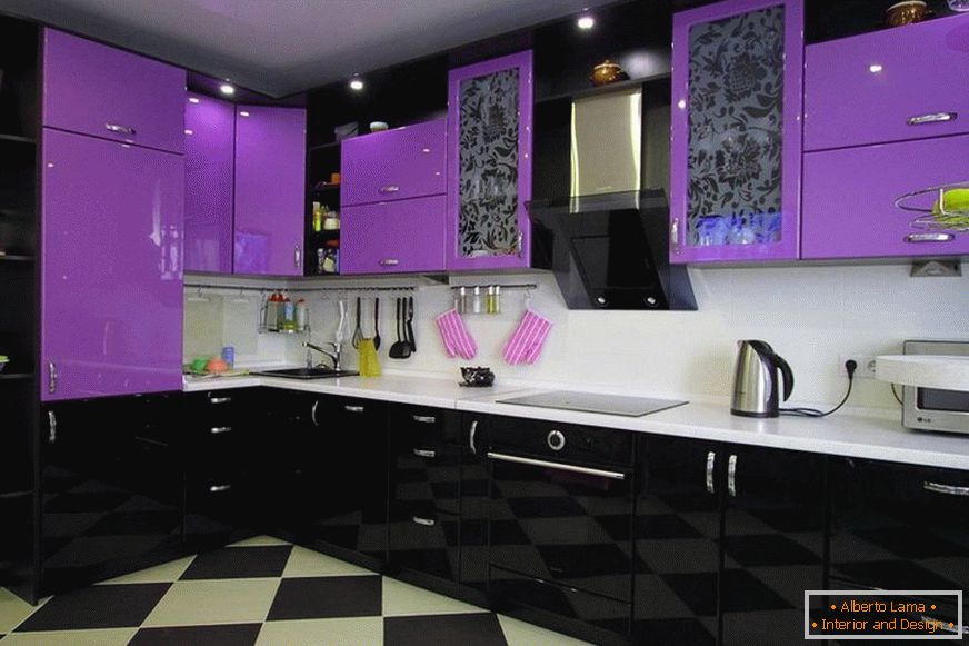 Fekete és lila fényes konyha