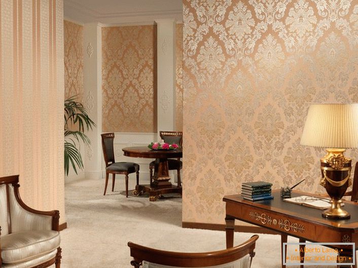Szigorú szalag és díszes aranyszínű minták, egy barokk stílusú irodában egy kényes barack háttérképen.
