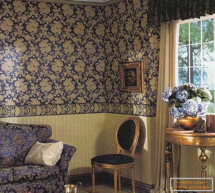 Sötét kék a barokk nappaliban. A tapéta mintája visszhangozza a díszítést a kanapé kárpitján.