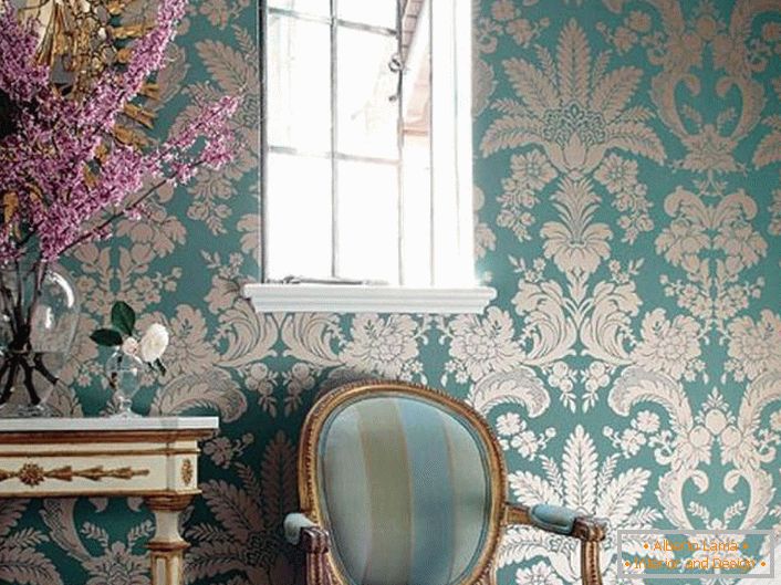 Kíméletes kék színek arany színű mintákkal. A faragott fogantyúval ellátott bútorok, a szegélynyírók a barokk stílus legjobb hagyományaiból készülnek.