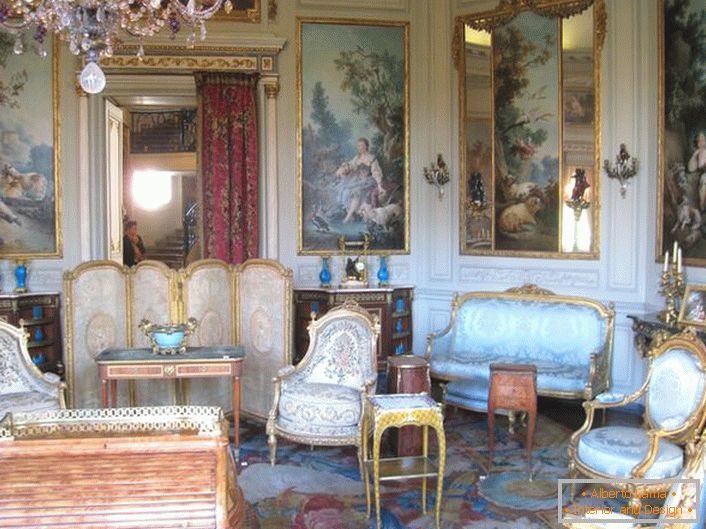 A régi festményeket imitáló tapéták barokk stílusú vendégszobában. 