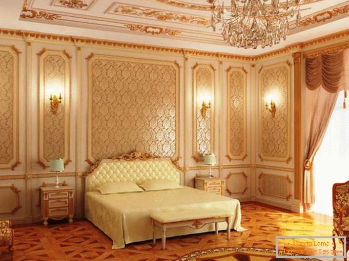 Arany minták tökéletesen illeszkednek a barokk stílus teljes összetételébe. Egy elegáns hálószoba egy pár számára.